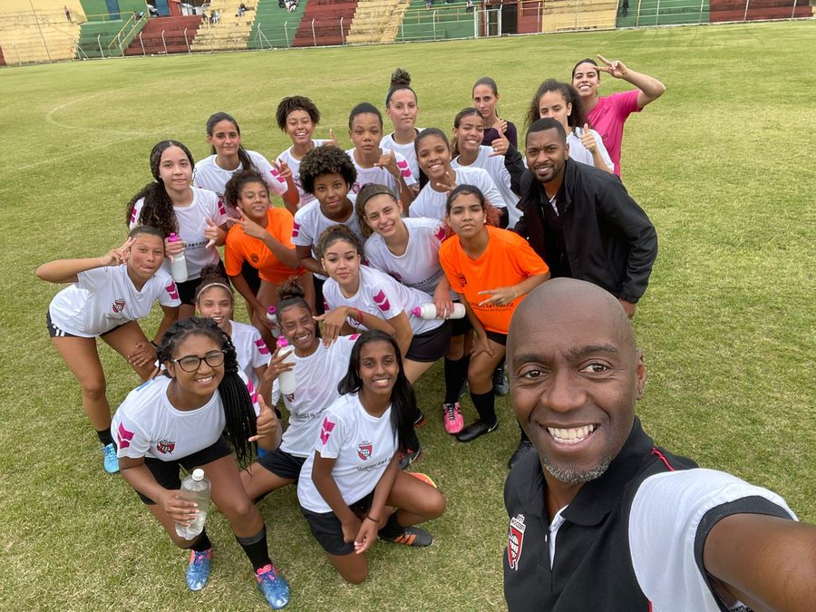 Time feminino da Soccer For Freedom com o treinador